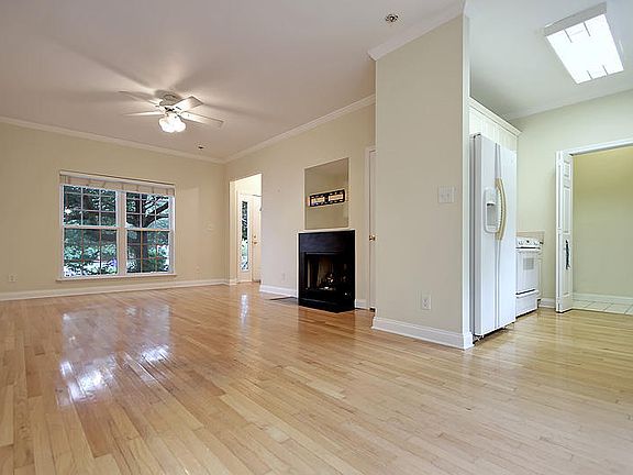 4th image of 804 Harbor Place Dr APT B