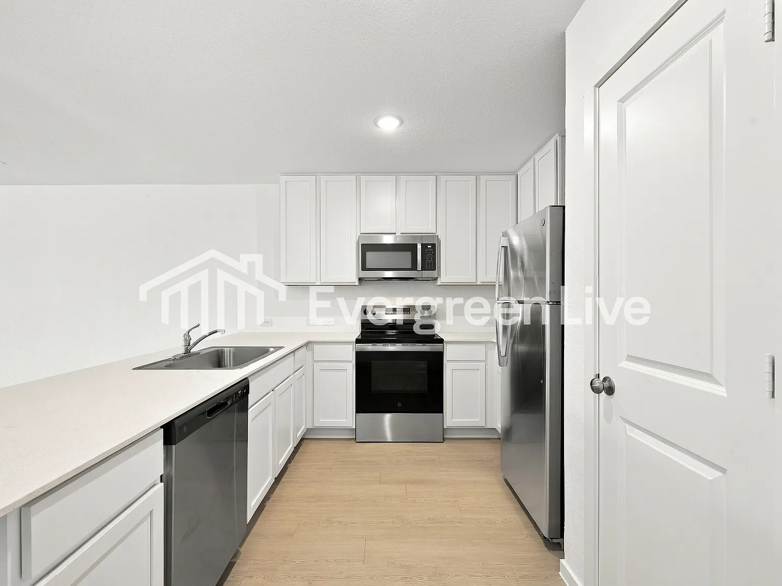 4 bed, 2.0 bath, 1600 sqft, $1,470 — Photo 3