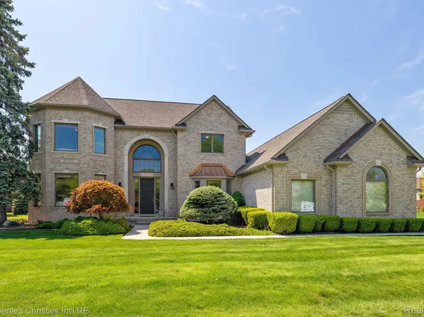40387 Emerald Ln E, Clinton Township, MI 48038