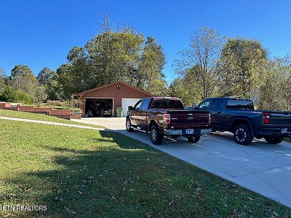 4th image of 375 Russell Dr