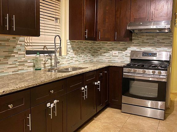 4th image of 6207 N Sacramento Ave #2
