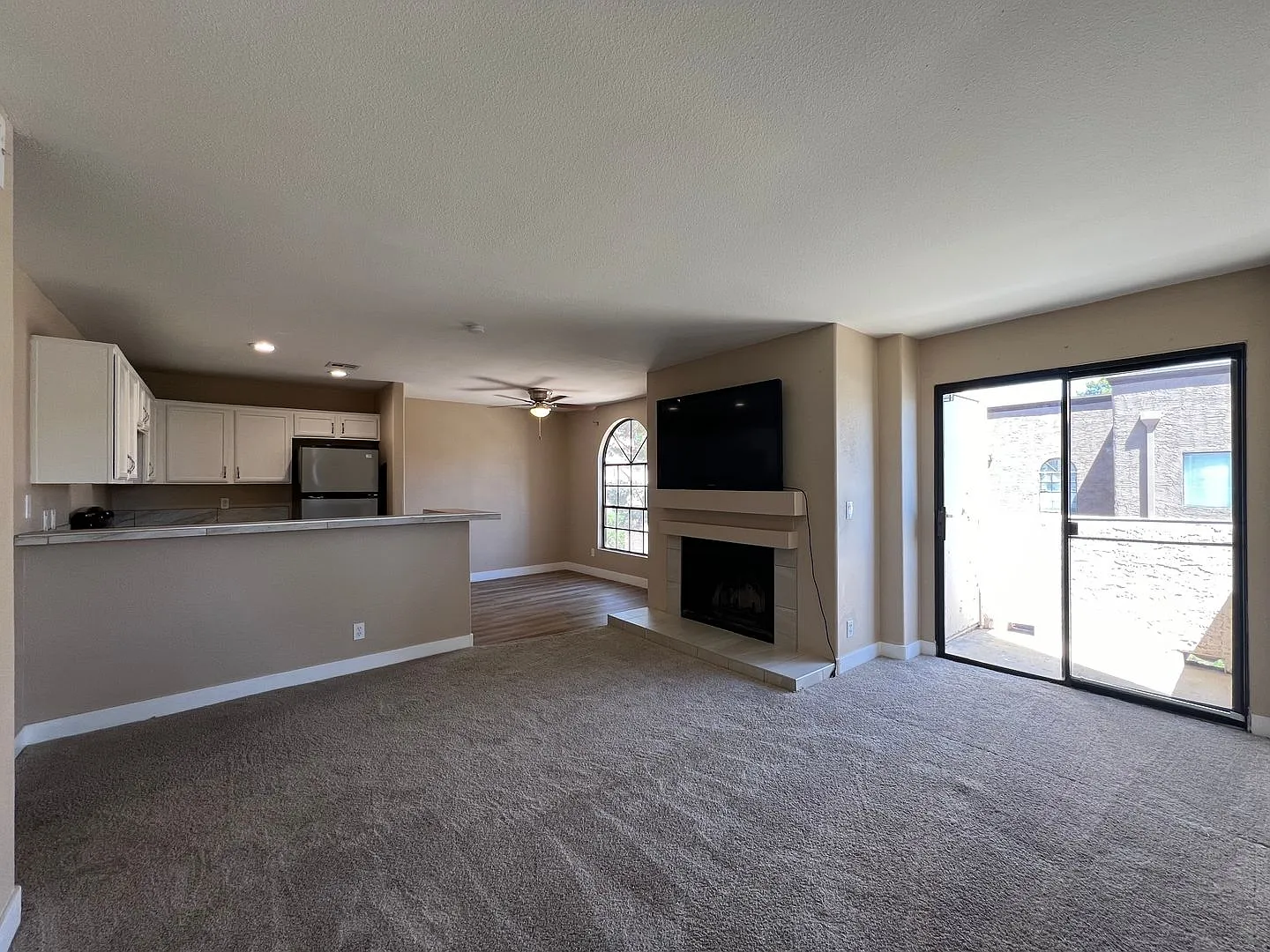Upgraded Second Floor 3bd/2ba Condo Near S Nellis & E Vegas Valley — Photo 4