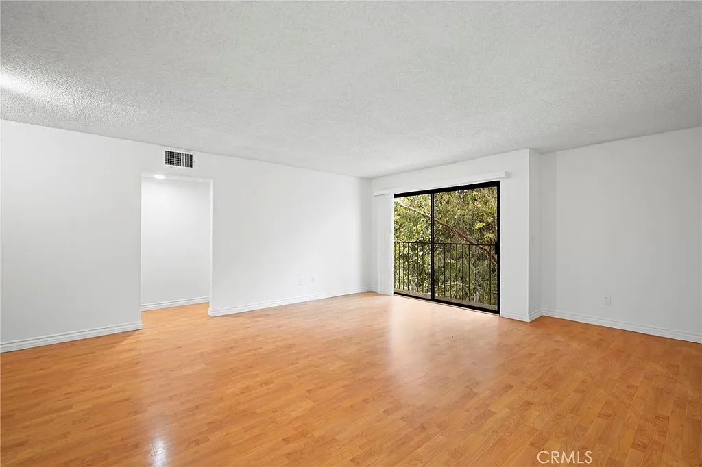 2 bed, 900 sqft, $2,500 — Photo 4