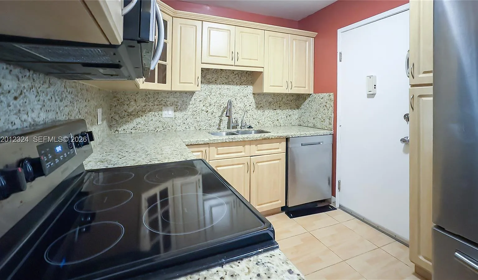 Stratford House Condo — Photo 3