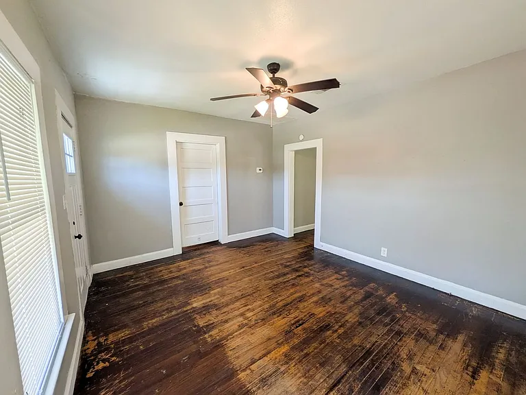 1102 Dallas St — Photo 2