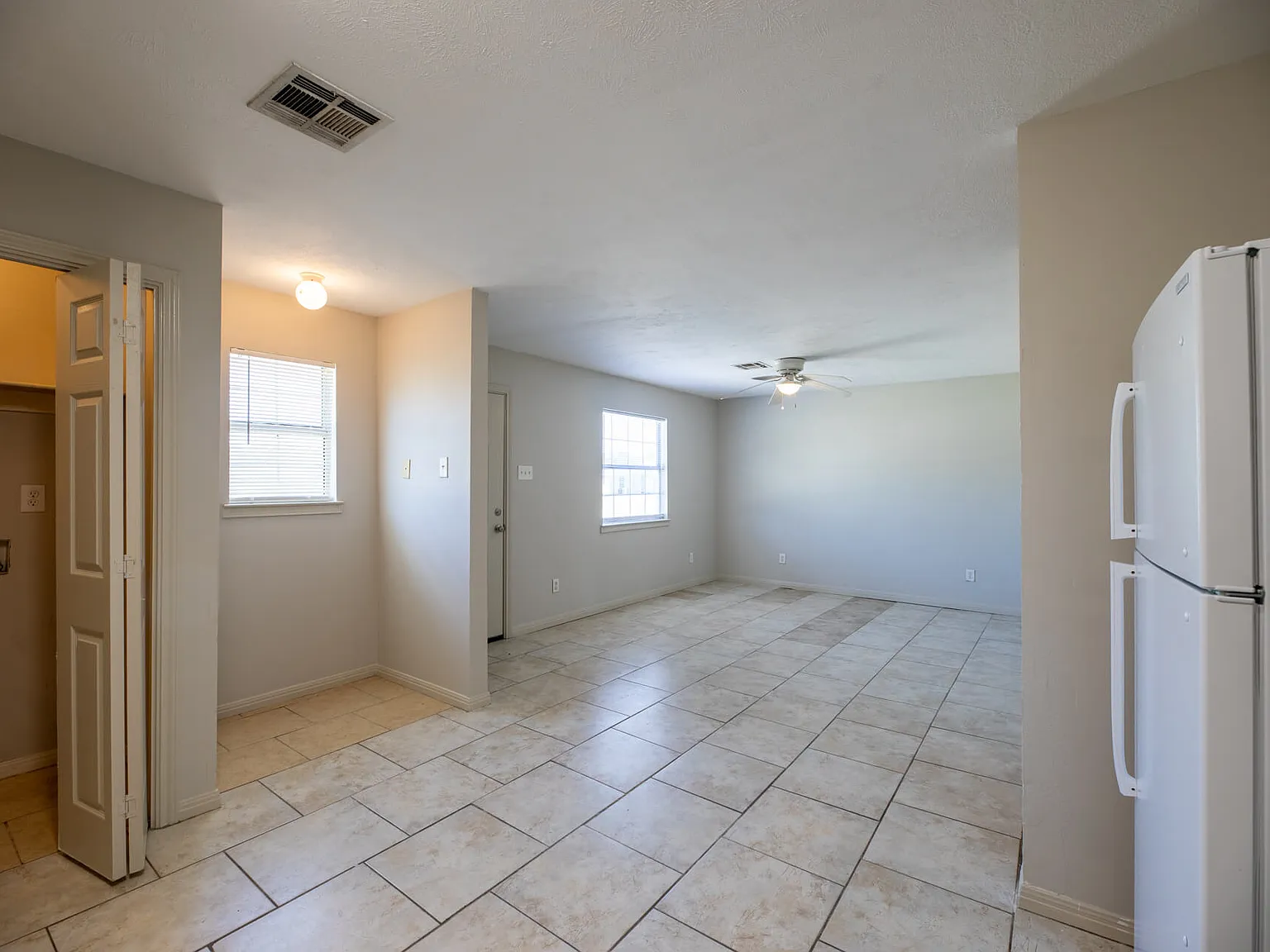 3 bed, 2.0 bath, 1100 sqft, $995 — Photo 2