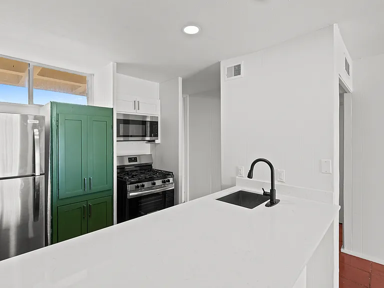 Four Oaks Apartments — Photo 38