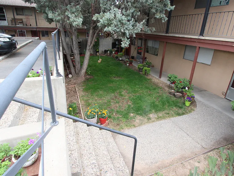 1425 Bunting Ave — Photo 17