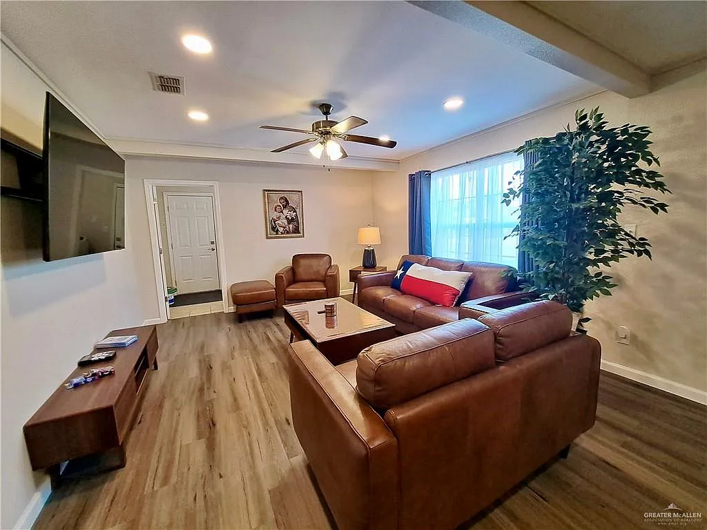 3 bed, 3.0 bath, 1935 sqft, $2,000 — Photo 4