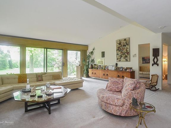 4th image of 24 Sherwood Ln