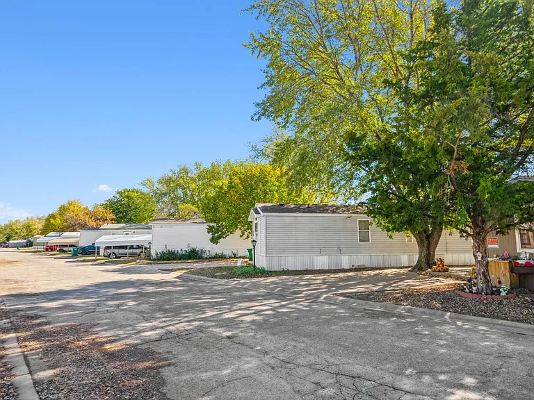 2320 E Macarthur Rd #P13 — Photo 14