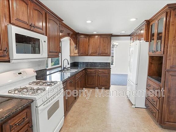 5th image of 28012 Florence Ln