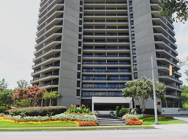 2nd image of 2660 Peachtree Rd NW APT 33H