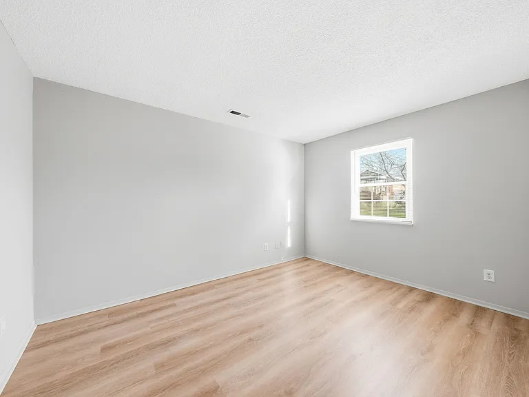 2415 Shirley Ave — Photo 11