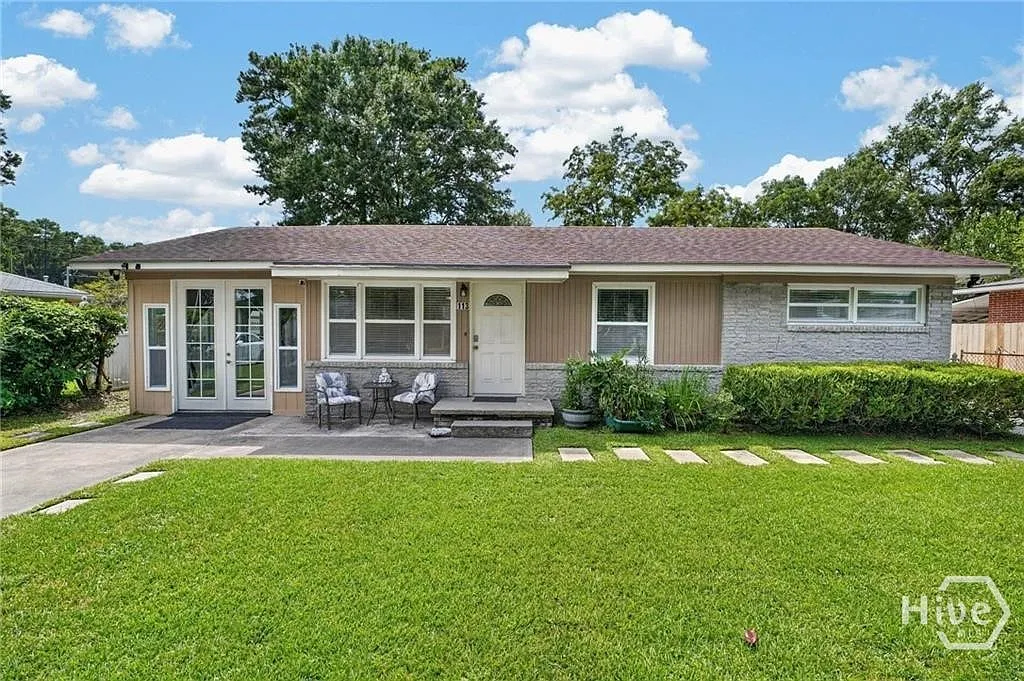 3 bed, 1.0 bath, 988 sqft, $1,650 — Photo 1