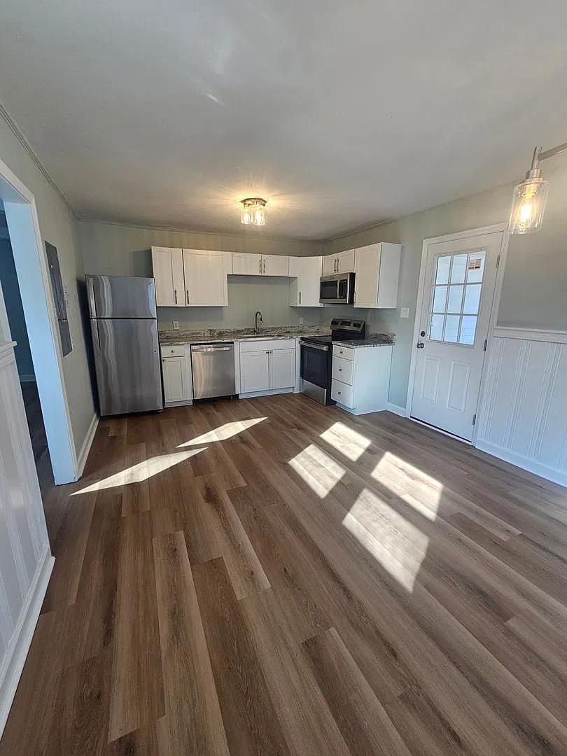 3 Bedroom Home in Jacksonville — Photo 3