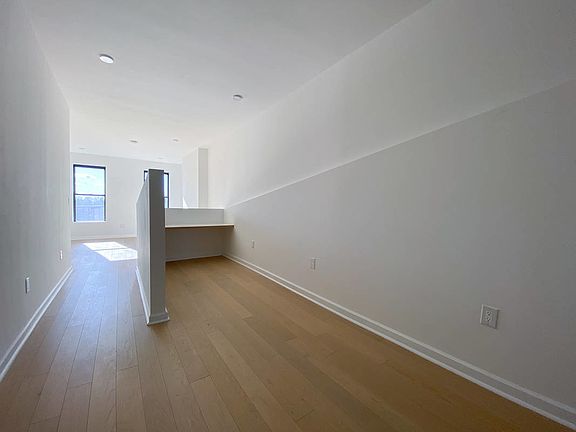 4th image of 557 17th St #3LB