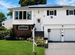121 W Lake Drive, Lindenhurst, NY 11757