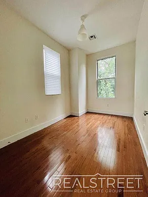 Rented by Real Street Inc | media 7