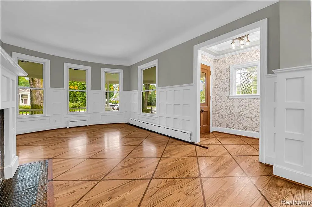 5 bed, 2.5 bath, 4844 sqft, $5,000 — Photo 4