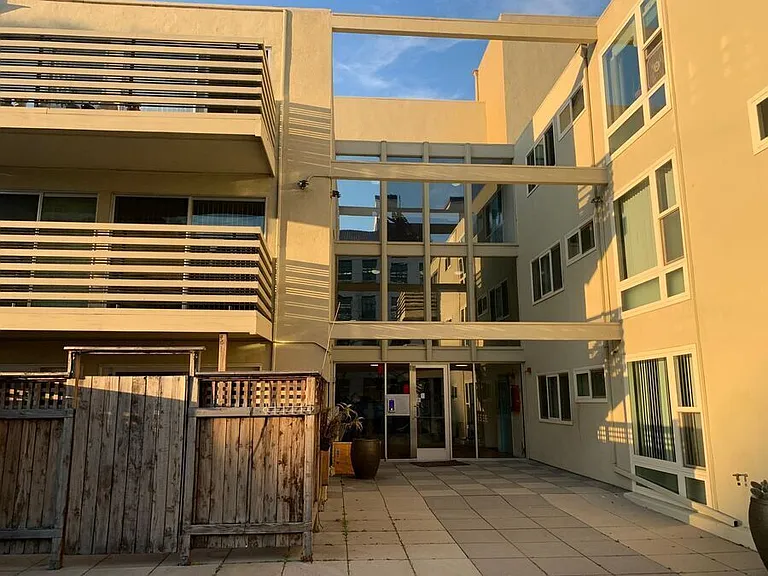 2255 Hearst — Photo 32