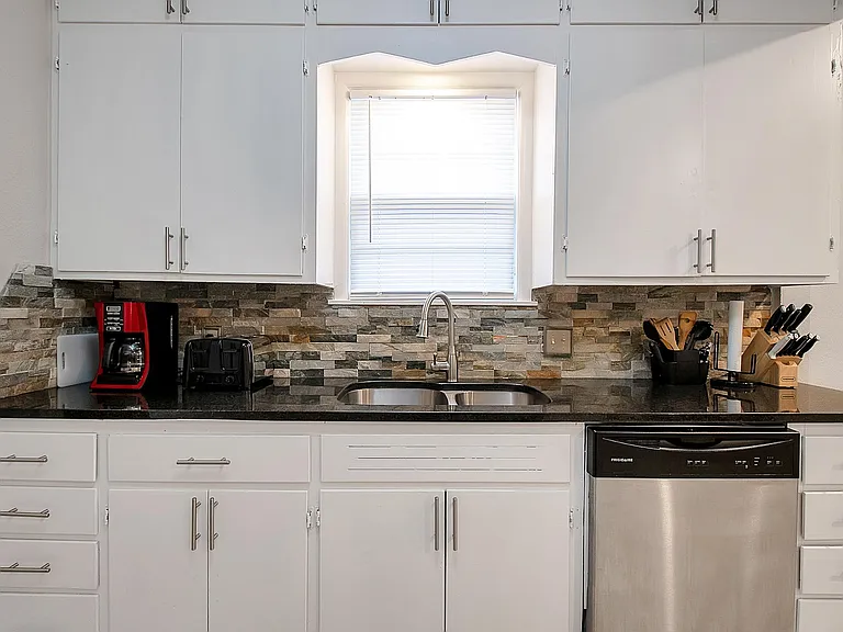 531 S Volutsia Ave — Photo 8