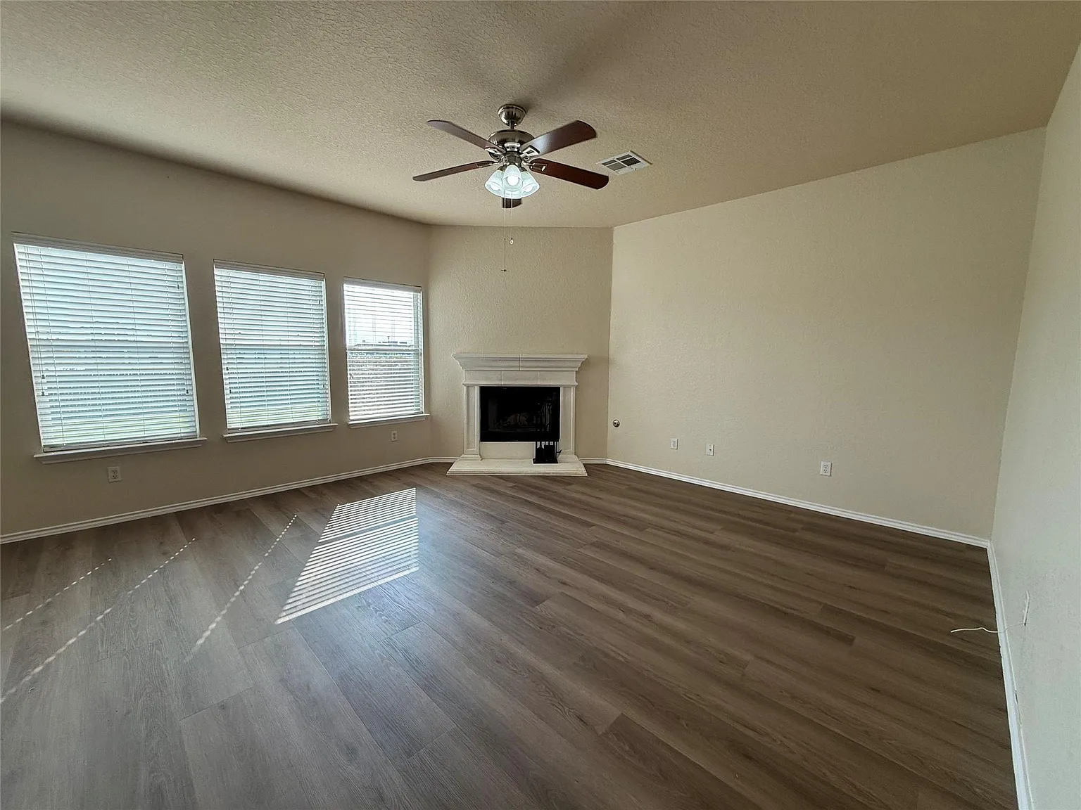 3 bed, 2.5 bath, 2158 sqft, $2,150 — Photo 3