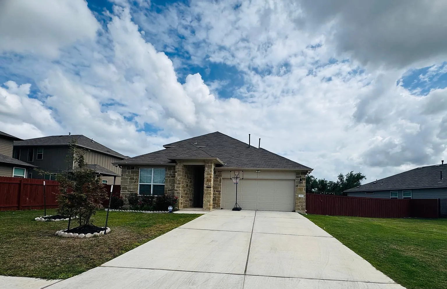 4 bed, 2526 sqft, $2,350 — Photo 2