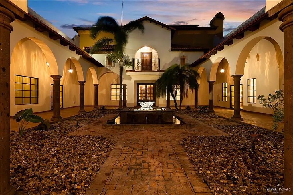 8 bed, 9.0 bath, 14829 sqft, $12,500 — Photo 4