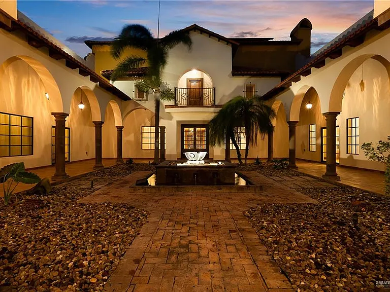 2304 Antigua Dr — Photo 4