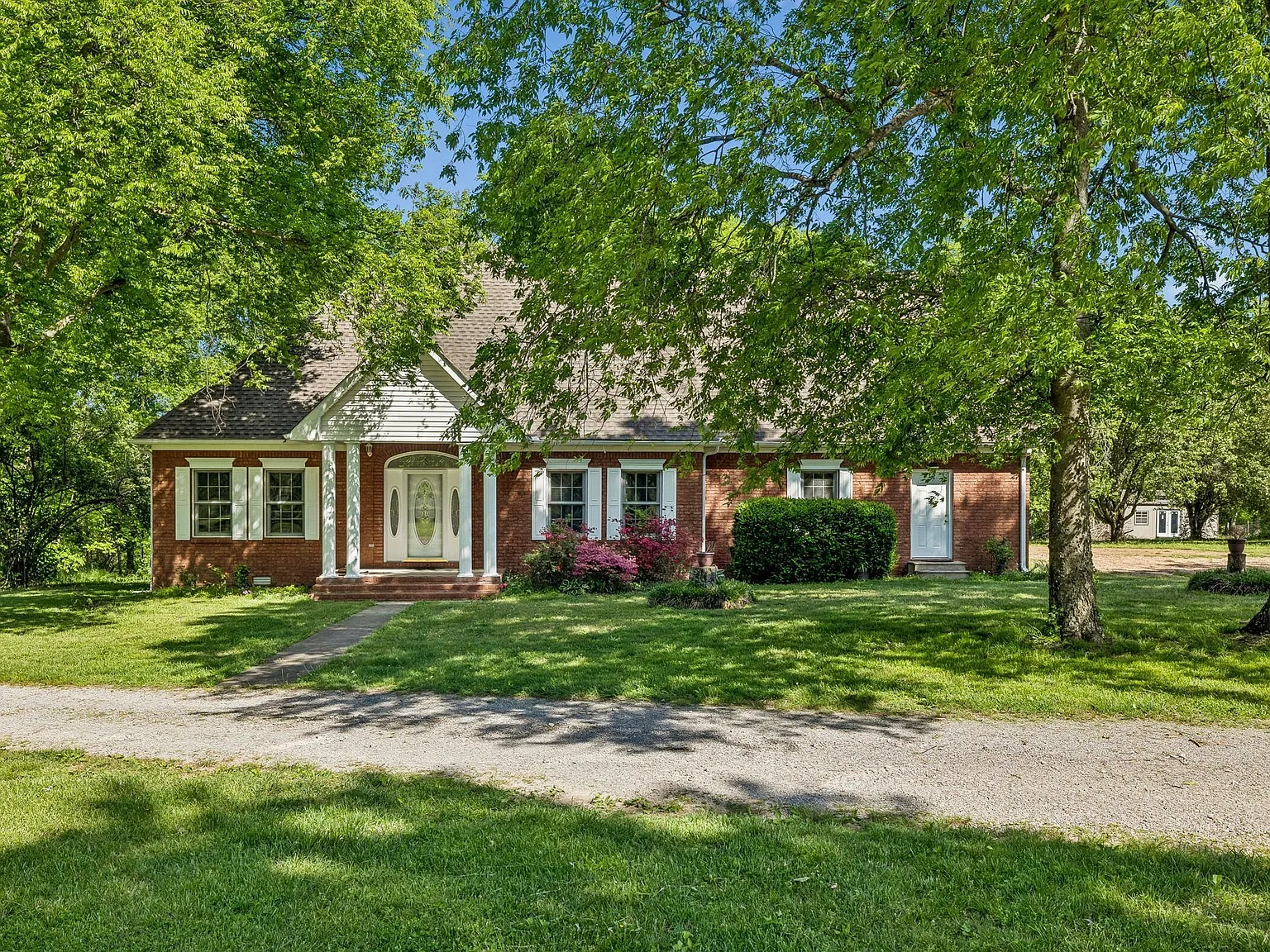 4 bed, 3.5 bath, 3731 sqft, $3,000 — Photo 1