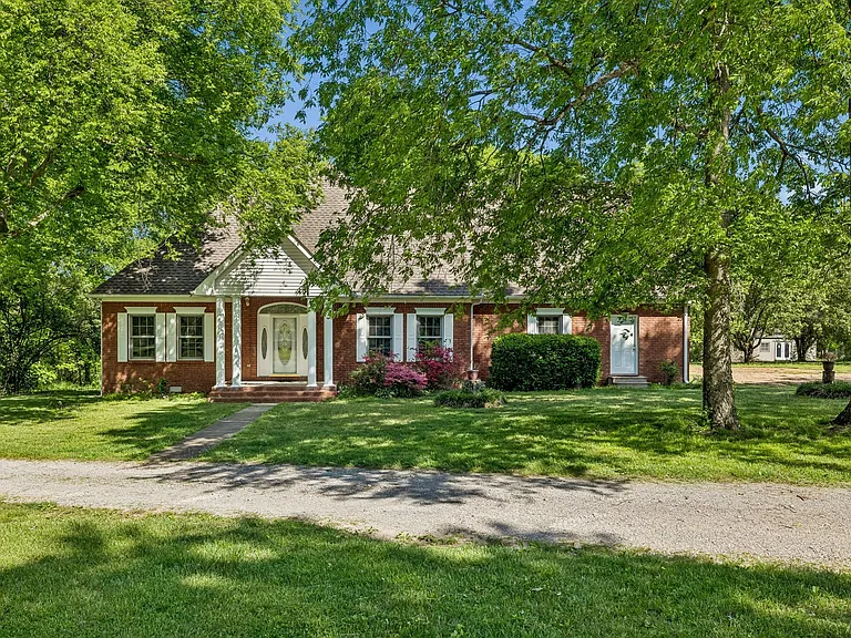 1019 Hilton Ln — Photo 1
