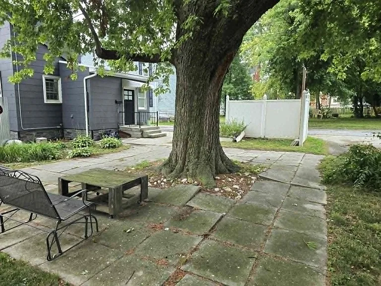 567 Baltimore St — Photo 2