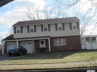 67 Westbridge Dr, Holbrook, NY 11741