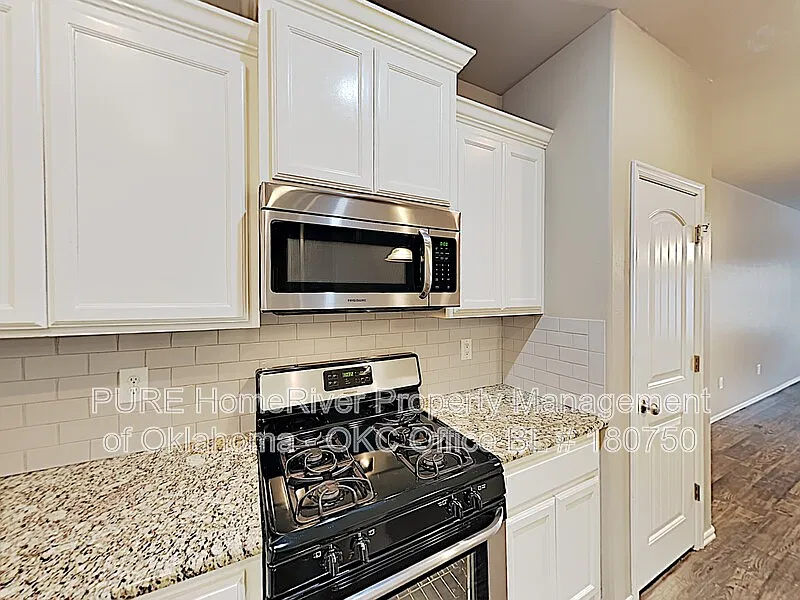 3 bed, 2.0 bath, 1450 sqft, $1,460 — Photo 3