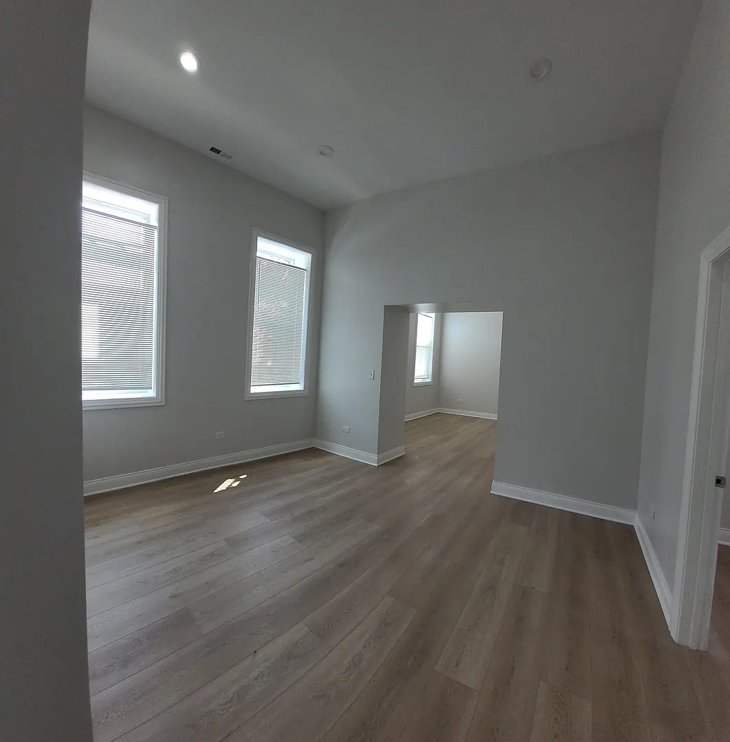3 bed, 1060 sqft, $1,800 — Photo 4