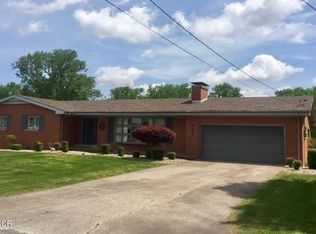 954 S Lake Dr, Du Quoin, IL 62832