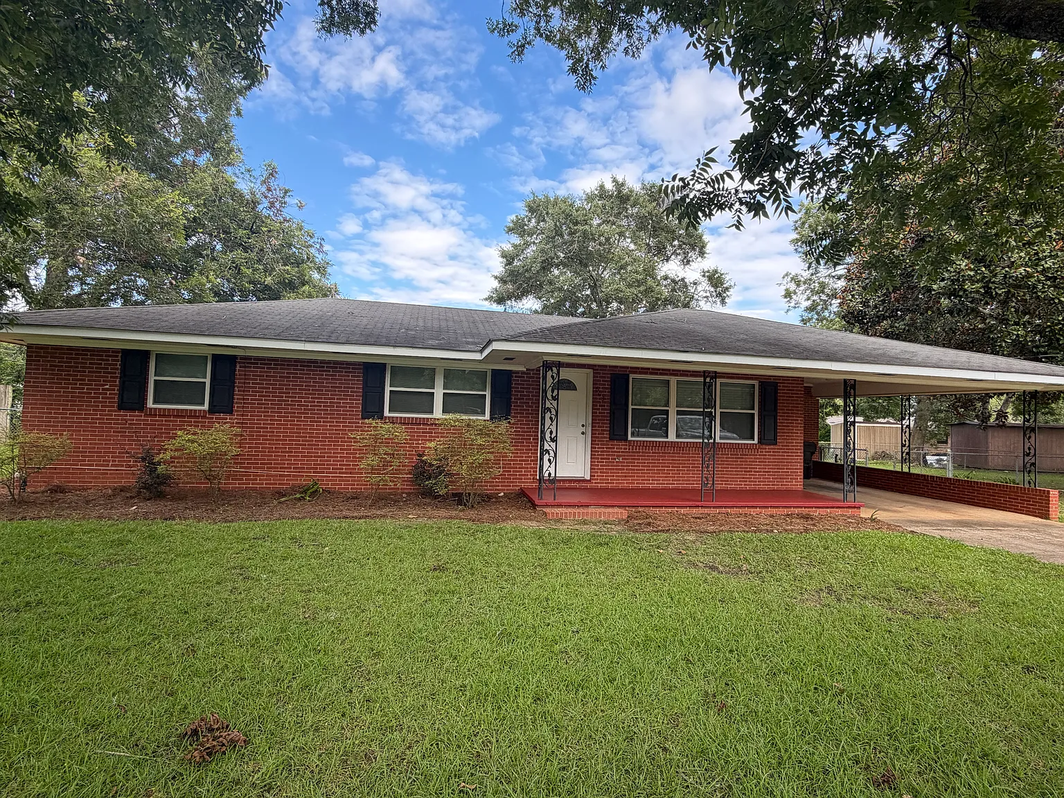 3 bed, 1.5 bath, 1450 sqft, $1,495 — Photo 2