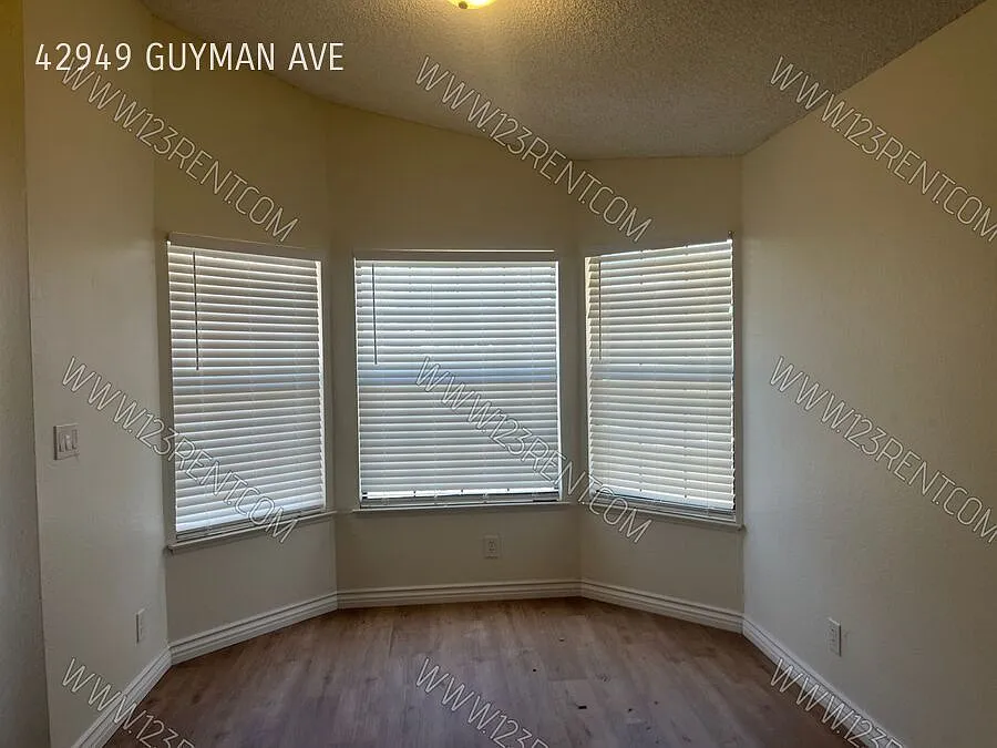 3bd/ 2bth Single Story Family Home Lancaster West — Photo 3