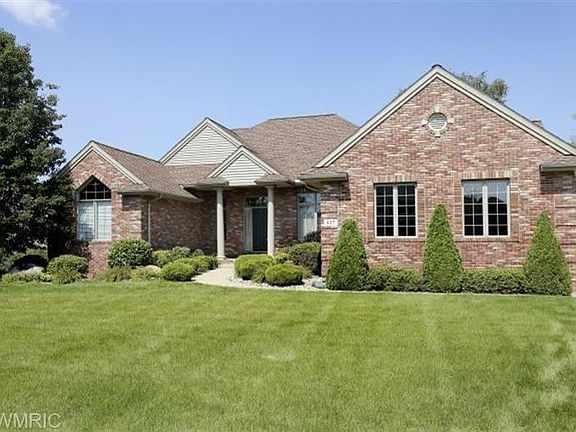 3rd image of 127 Barrington Cir
