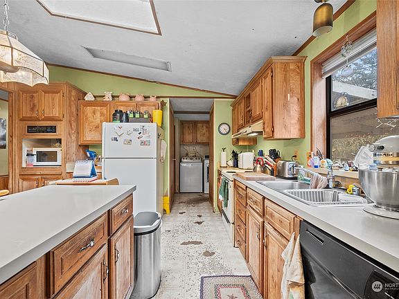 3rd image of 3806 Whale Way