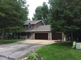 1733 Ives Ln, Suamico, WI 54173