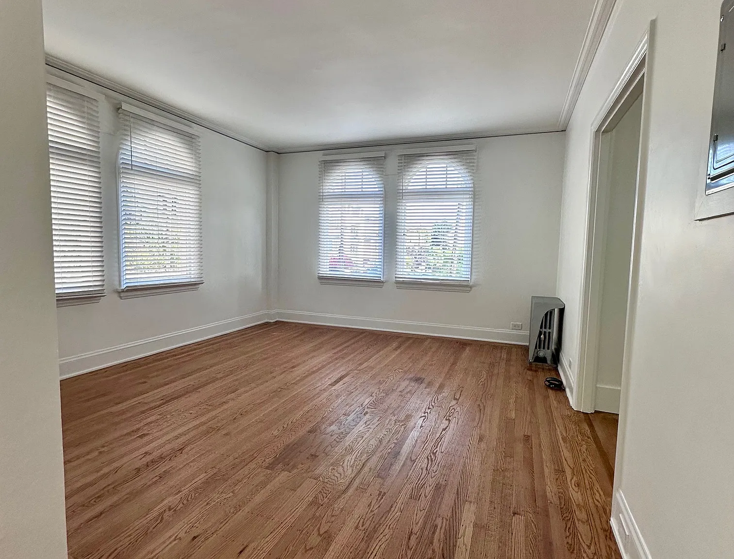 Bright Corner Studio in Russian Hill with Laundry in Unit! — Photo 1