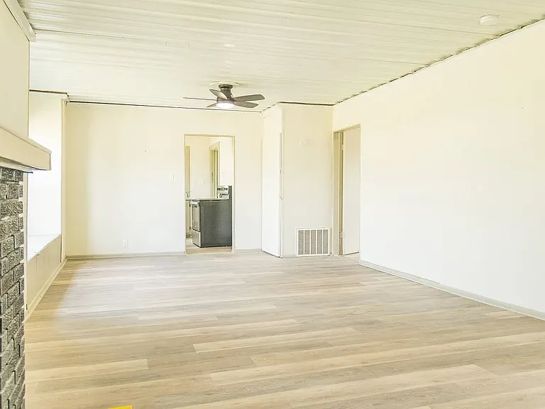 708 N Montgomery St — Photo 5