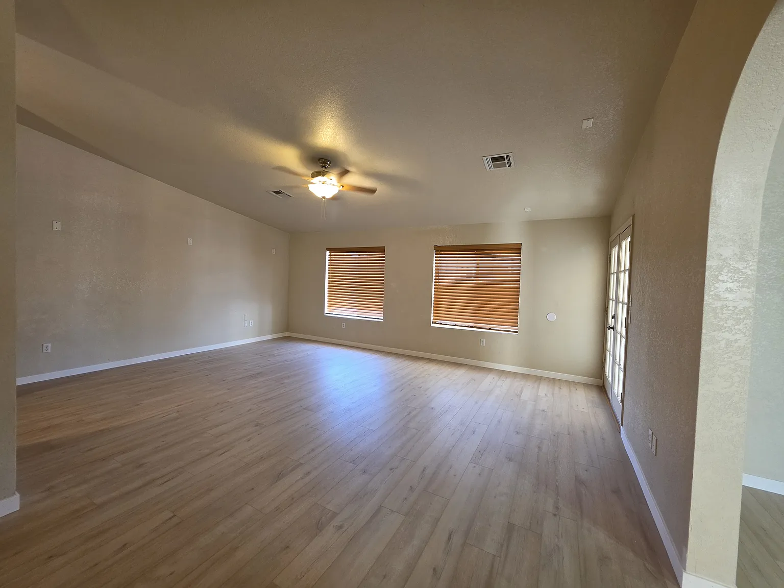 4 bed, 2100 sqft, $2,000 — Photo 4