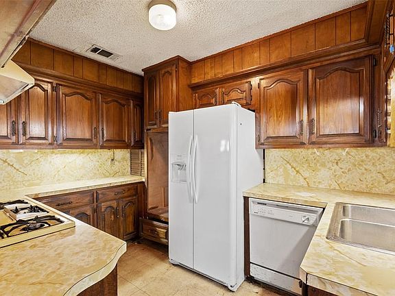 3rd image of 2832 Cherrywood Ave