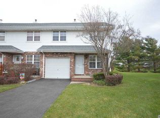 17 Broadlawn Dr, Central Islip, NY 11722