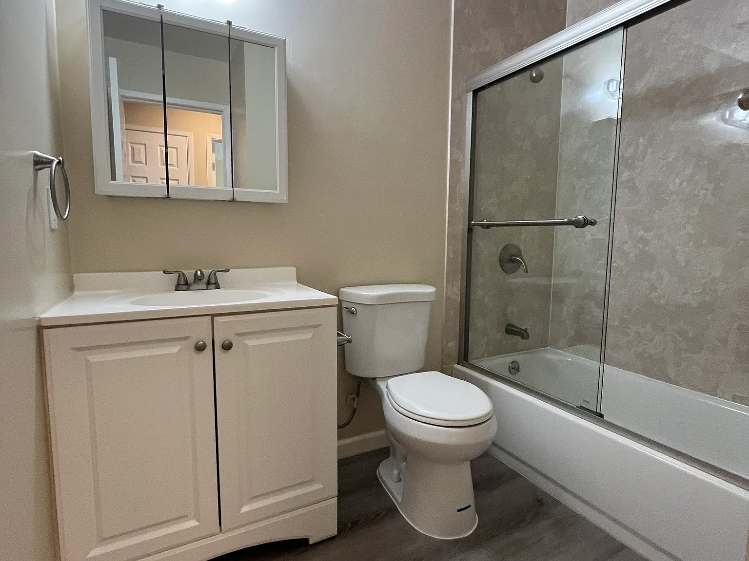 3 bed, 1041 sqft, $4,300 — Photo 3