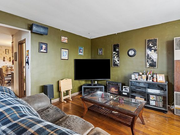 4th image of 2914 W Addison St