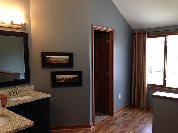Master Bath/ walk in closet